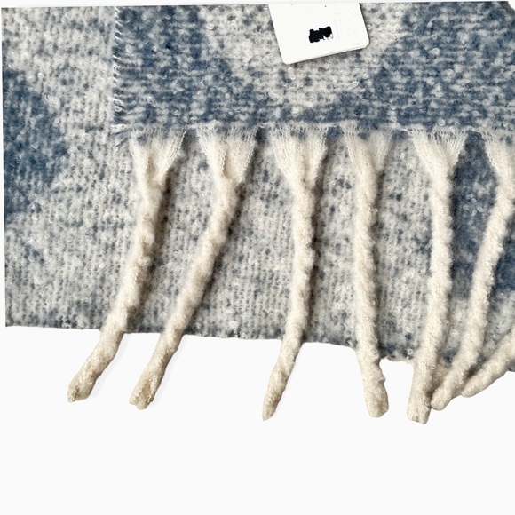 Gorgeous NWT LOOK Reversible Blue / White Hearts Scarf, OS - Picture 9 of 11